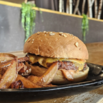 Burger servi au restaurant Munch Lab (Pizza, Burger, Vin, Bière, Afterwork) près du Futuroscope à Chasseneuil-du-Poitou