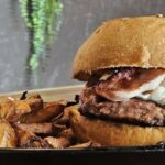 Burger servi au restaurant Munch Lab (Pizza, Burger, Vin, Bière, Afterwork) près du Futuroscope à Chasseneuil-du-Poitou