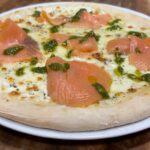 Pizza au saumon servie au restaurant Munch Lab (Pizza, Burger, Vin, Bière, Afterwork) près du Futuroscope à Chasseneuil-du-Poitou