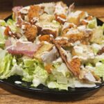 Salade césar servie au restaurant Munch Lab (Pizza, Burger, Vin, Bière, Afterwork) près du Futuroscope à Chasseneuil-du-Poitou