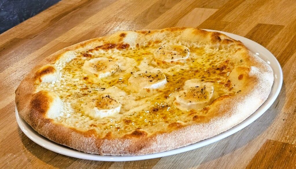 Pizza Chèvre et Miel du restaurant Munch Lab (Pizza, Burger, Vin, Bière, Afterwork) près du Futuroscope à Chasseneuil-du-Poitou